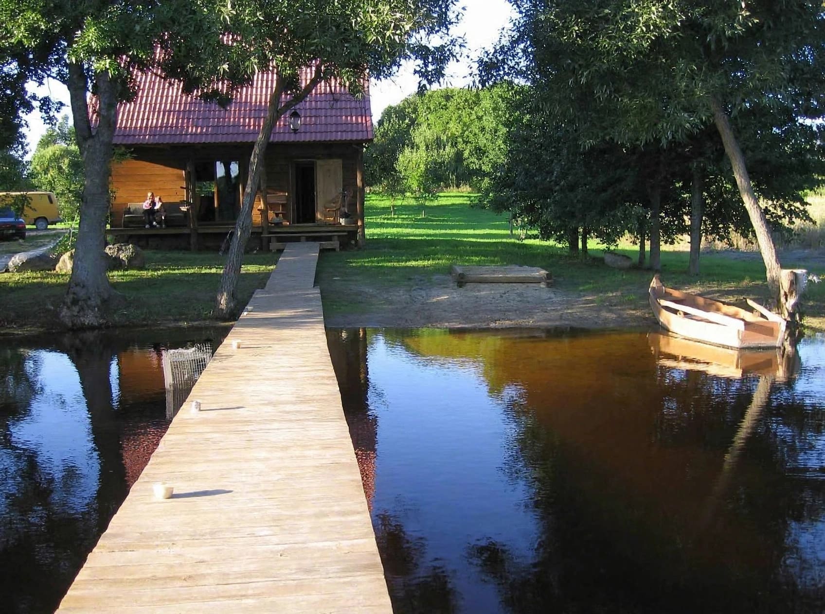 Pirmasis namelis ir lieptas nuo ežero pusės